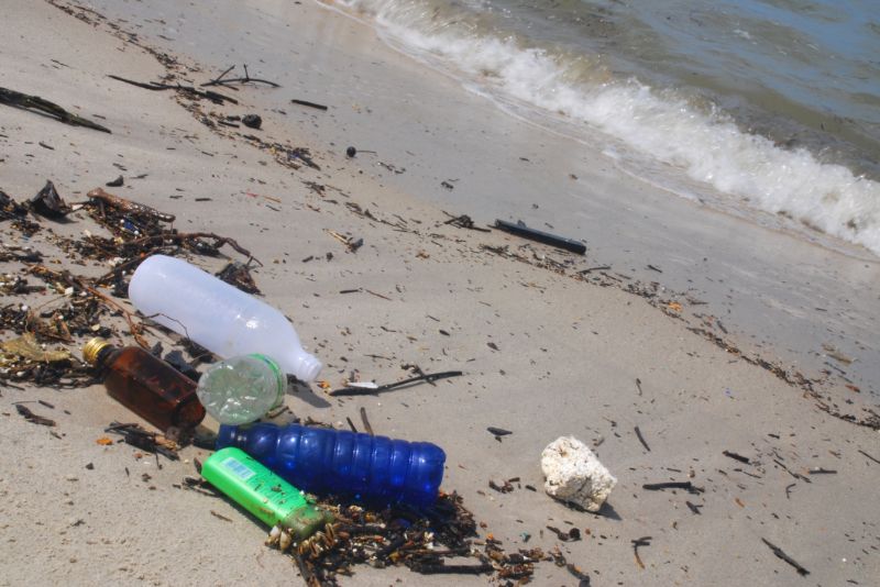 Steel-bin-litter-on-the-beach-min