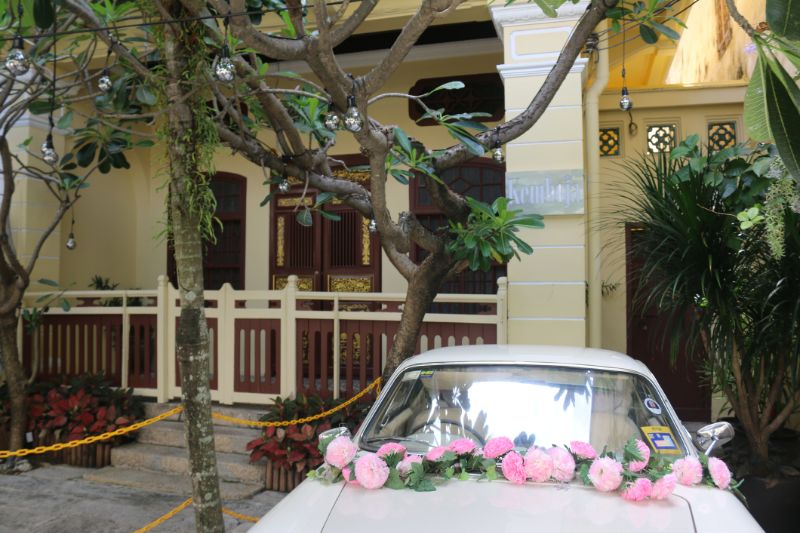 bollards-parking-car-with-flower-decoration-for-wedding-in-front-of-an-ancient-building-196600152-min