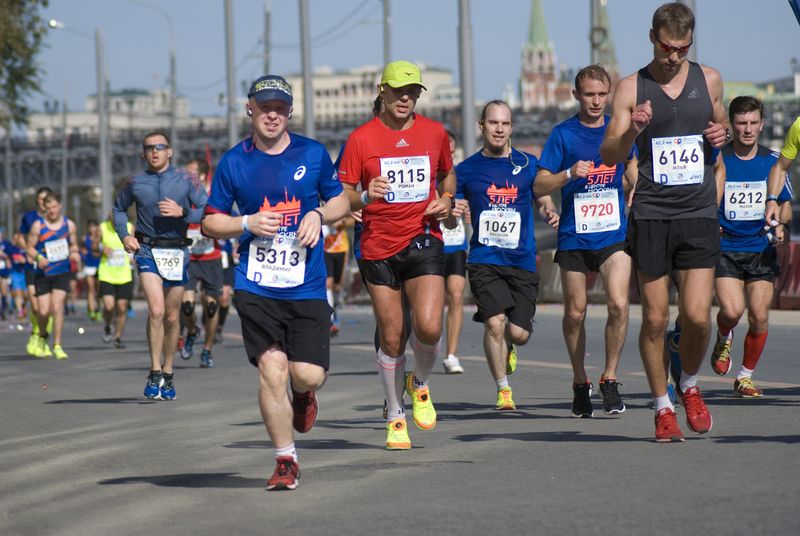 bollards-participants-of-5th-moscow-marathon-106112429-min