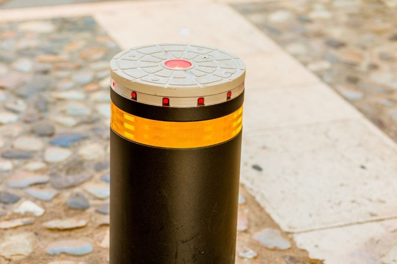 concrete-bollards-retractable-steel-bollard-min