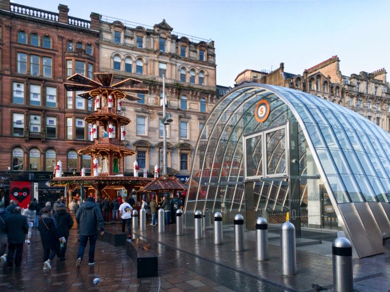 Concrete-bollards-christmas-market-in-glasgow-city-uk-104071653-min