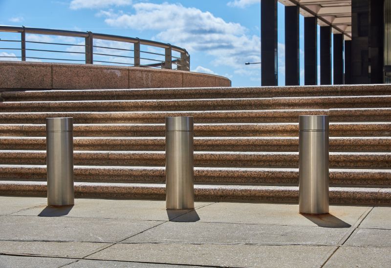 bollard-stainless-steel-bollards-protect-a-building-in-new-york-city-min