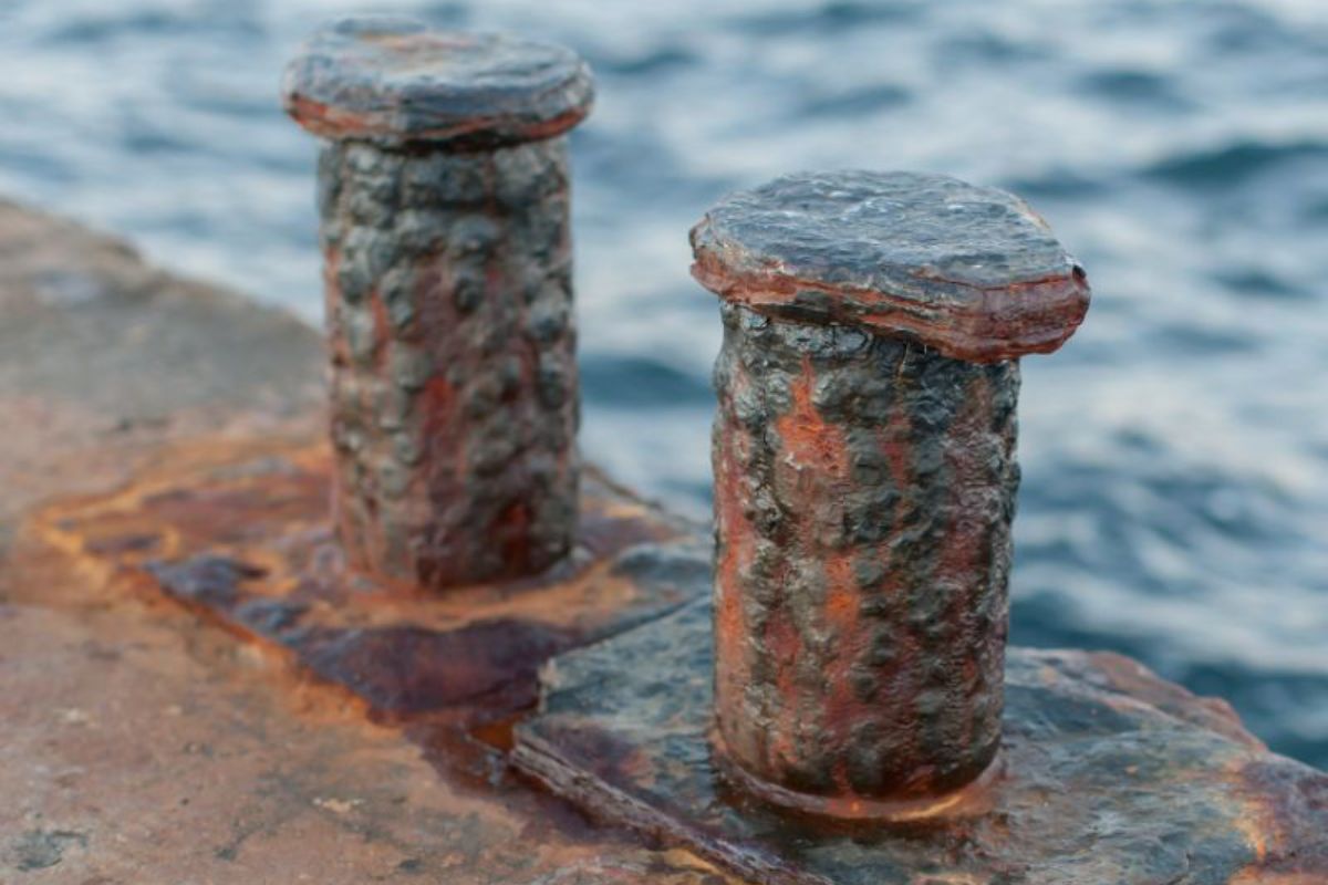 concrete-bollards-worn-rusty-bollards-on-old-concrete-pier-min